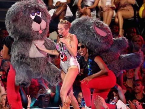 Майли Сайър взриви с перверзно шоу наградите на MTV (ВИДЕО)