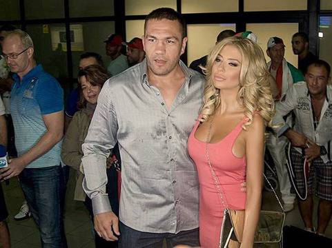 Андреа посрещна Кубрат Пулев след победата му над Тони Томпсън (Снимки)