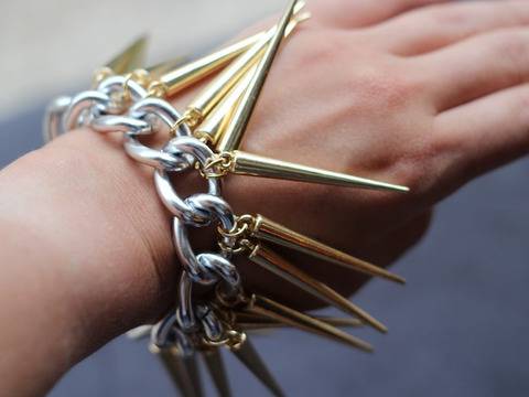 Модерна гривна с шипове