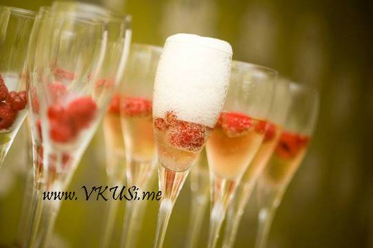 Коктейл с шампанско и малини