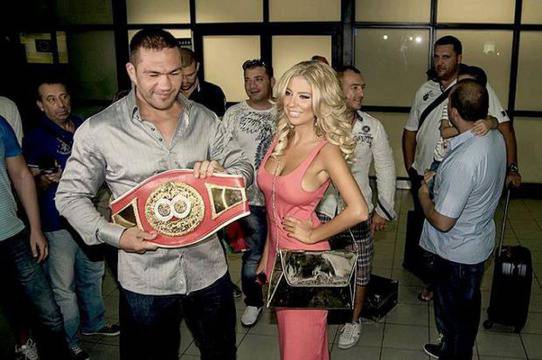 Андреа посрещна Кобрата на летището видяна 6505 коментари 7