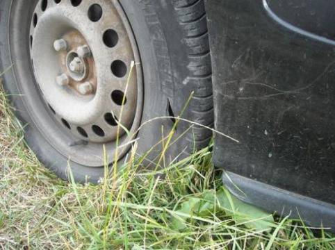 Психясал син на убиец реже гуми във Велико Търново