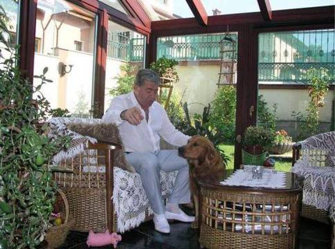 Проф. Генчо Начев се радва на оригинален китайски дом