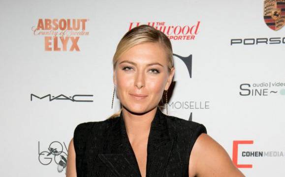 Шарапова с годежен пръстен?