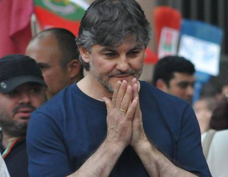 Теодосий тръгва на турне