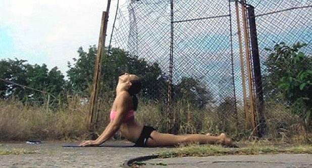 Наклон назад от лицев лег (поза Кобра)