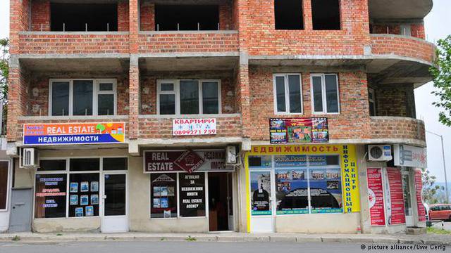 Абсурдът продължава