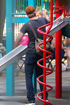 Бекъм и Моли Симс разхождат децата в парка (снимки)