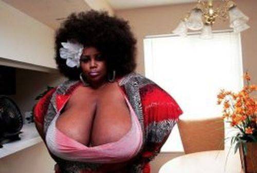 Сочна масажистка мачка телата с бюст