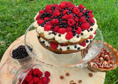 Лешникова торта с малини и боровинки