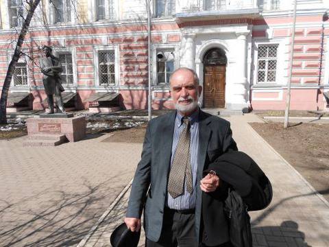 Литературният критик Орлин Стефанов: Властта винаги се интересува най-напред от себе си!