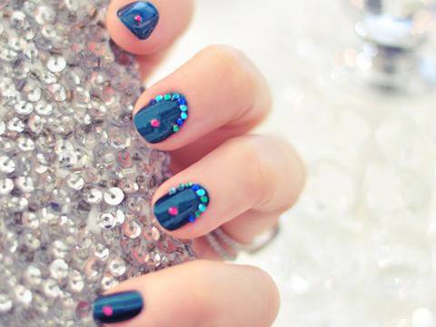 Ефектен маникюр с камъчета