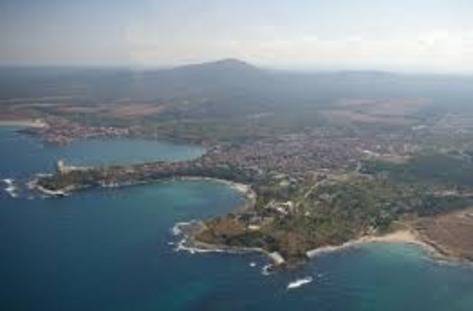 Фарът като Родоски колос скоро ще се извиси на кея в Царево