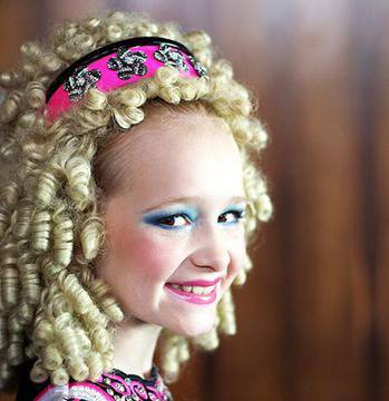 Защо ирландските танцьори носят перуки