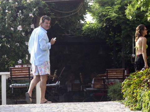 Емил Костадинов удари дъното – продава коли, почива в евтин хотел