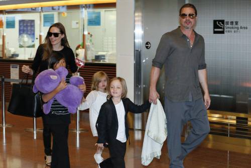 Децата на Брад Пит и Анджелина Джоли ядат ларви и кенгурско