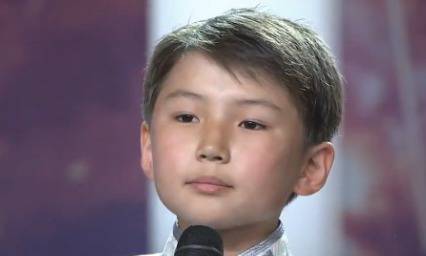 Чуйте песента на едно момченце останало без майка