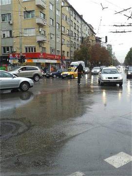 Написали акт за 300 лева на регулировчика, който спаси трафика на „Петте кьошета“ в понеделник