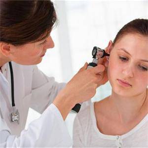 Първа помощ при вода в ухото 2168