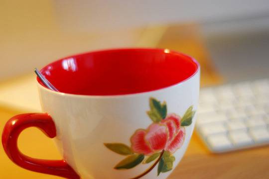 Чаша топла вода с мед вместо чаша сутрешно кафе