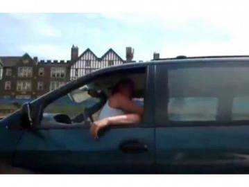 Вижте как двама влюбени правят секс… в движение (видео 18+)