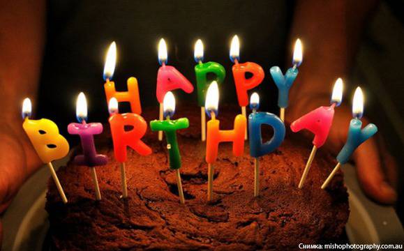 „PoligrafF“ празнува трети рожден ден, раздава подаръци срещу усмивки