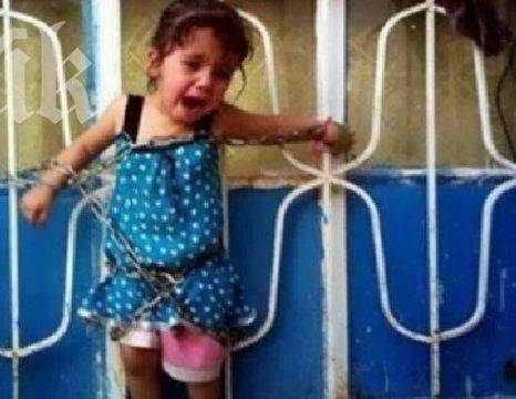 Ал Кайда върза момиченце с вериги да гледа екзекуцията на родителите си