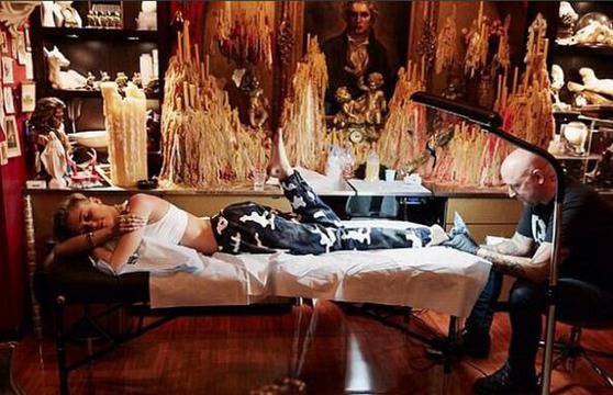 Майли с нов татус, корица и видео видяна 3255 коментари 3