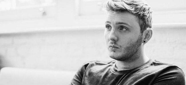 Чуй акустичния кавър на James Arthur на „Wrecking Ball“