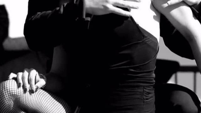 Целуни ме (Kiss me) – Обичам те guns