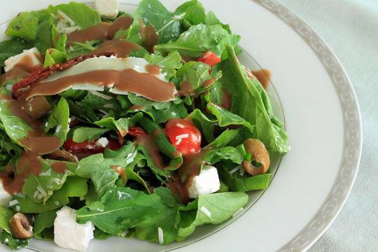 Салата от рукола със сушени домати