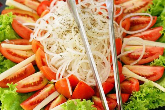 Зелена салата с домати и лук