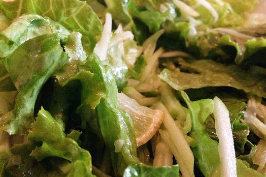 Зелена салата с ябълки и лайм