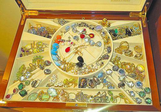 19 кг злато и платина, 51 000 скъпоценни камъни иззети при обиск у чиновничка