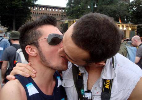 Гейове предлагат девствеността си в интернет за големи суми