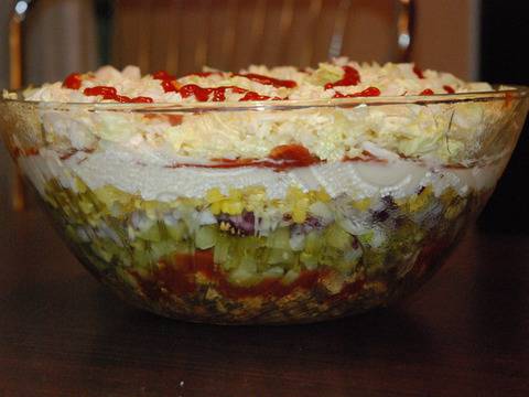 Салата с рулца от раци и царевица