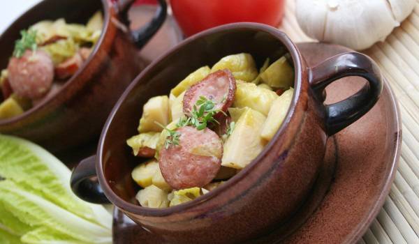 Гювечета с наденица