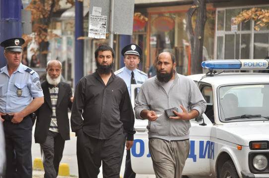 Интервю с един полицай, чието име всява ужас в пазарджишкото циганско гето