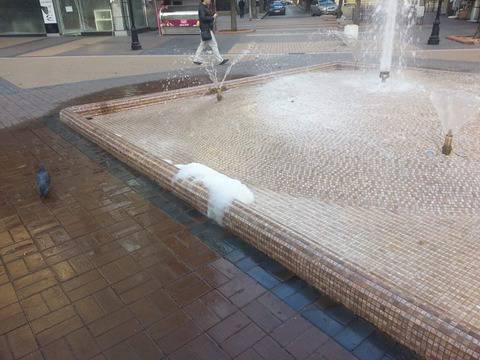 Фонтанът на „Витошка“ се „разпени“