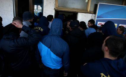 Невиждан скандал! Фенове на Левски съблякоха гол Ивайло Петев и го изхвърлиха брутално от „Герена“ (ВИДЕО)