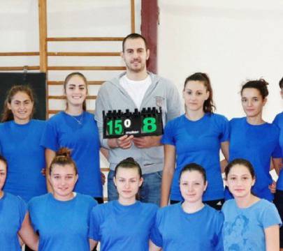 Георги Братоев игра волейбол с девойките на Звезди 94 (видео)