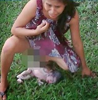 Горещи клюки: Жена роди на тревата заради лекарска стачка (СНИМКА 18+)