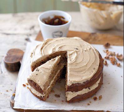 Ябълков кекс с орехи и петмезена глазура