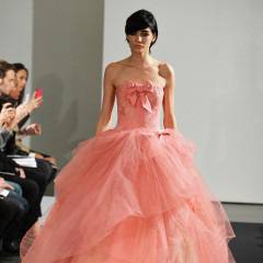 Вера Уанг представи булчински рокли в розово