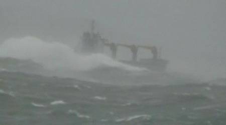 Видео: Товарен кораб потъна край Южна Корея