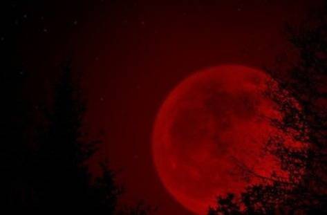Кървава луна днес