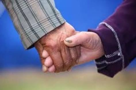 След 68 години заедно: Баба и дядо загинаха хванати за ръка