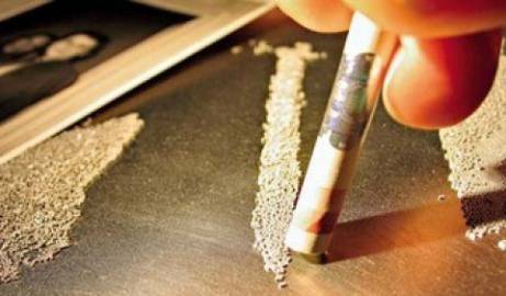 Шокиращо! Ученичка шмърка кока от учебник за VIII клас (видео)