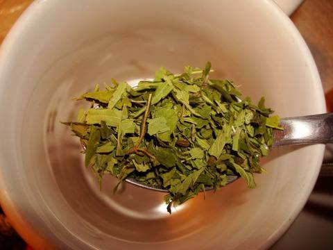 Ученици се друсат с весел чай на купони