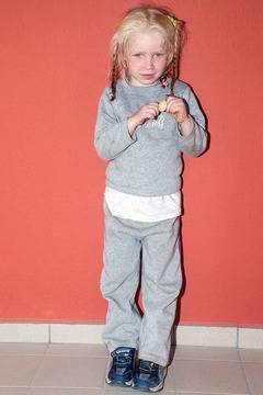 Над 5000 обаждания за русото ангелче от циганския катун